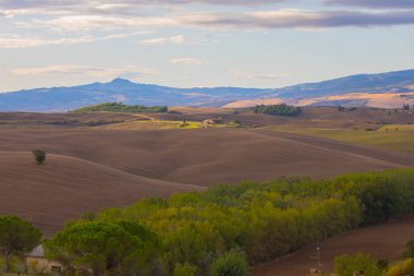 Madonna di Vitaleta, San Quirico d'Orcia, İtalya küçük bir şapel ile gündoğumu Tuscany manzaraya