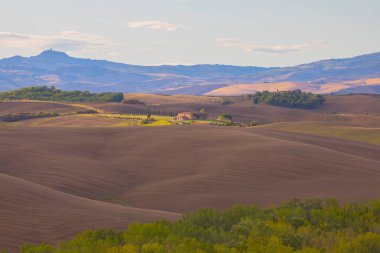 Madonna di Vitaleta, San Quirico d'Orcia, İtalya küçük bir şapel ile gündoğumu Tuscany manzaraya