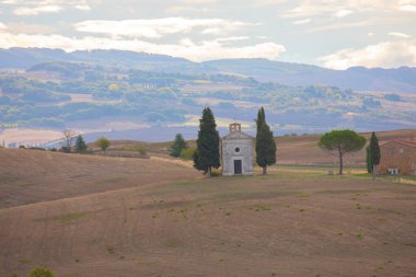 Madonna di Vitaleta, San Quirico d'Orcia, İtalya küçük bir şapel ile gündoğumu Tuscany manzaraya
