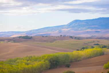 Madonna di Vitaleta, San Quirico d'Orcia, İtalya küçük bir şapel ile gündoğumu Tuscany manzaraya