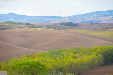 Madonna di Vitaleta, San Quirico d'Orcia, İtalya küçük bir şapel ile gündoğumu Tuscany manzaraya