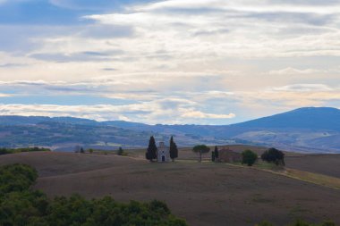 Madonna di Vitaleta, San Quirico d'Orcia, İtalya küçük bir şapel ile gündoğumu Tuscany manzaraya