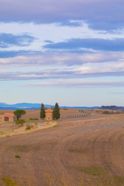 Madonna di Vitaleta, San Quirico d'Orcia, İtalya küçük bir şapel ile gündoğumu Tuscany manzaraya