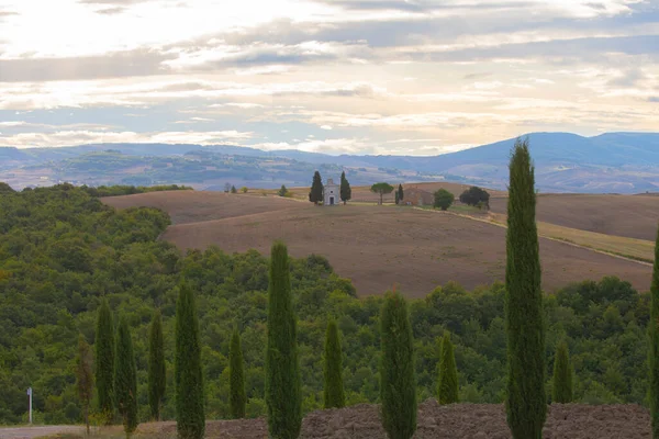 Toszkán Tájban Napfelkeltekor Kis Kápolnát Madonna Vitaleta San Quirico Orcia — Stock Fotó