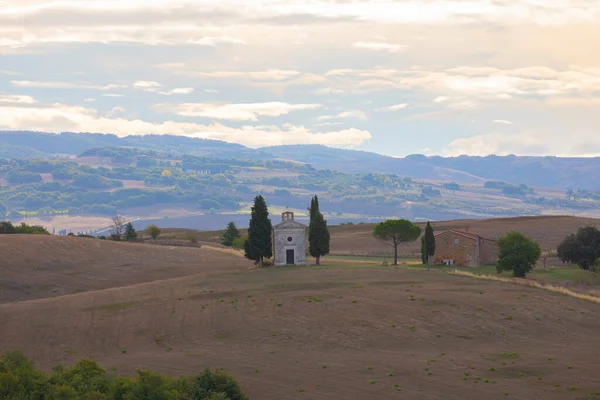 Tuscany Landschap Bij Zonsopgang Met Een Kleine Kapel Van Madonna — Stockfoto