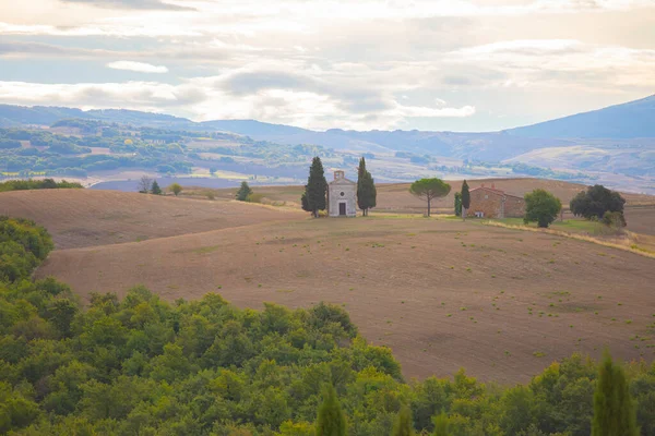 Tuscany Landschap Bij Zonsopgang Met Een Kleine Kapel Van Madonna — Stockfoto