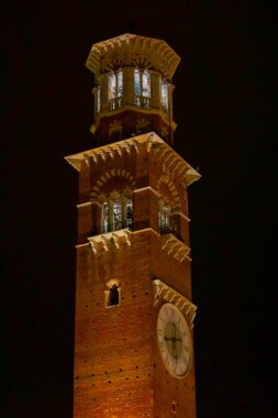 Yazın tipik Toskana manzarası, ekili tarlaları, şarap bahçeleri, selvi ağaçları ve Montepulciano ve Montalcino yakınlarındaki bir tepe ve vadi arazisindeki eski çiftlik binaları, Val d 'Orcia, İtalya