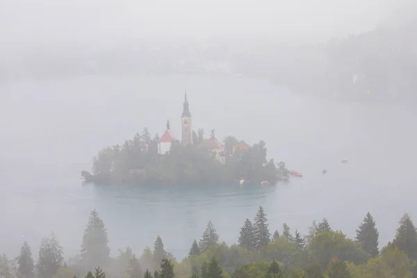 Famosa Ilha Com Igreja Antiga Cidade Bled Misty Manhã Com — Fotografia de Stock