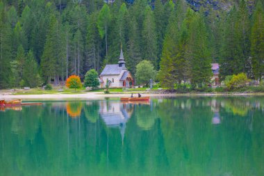 Braies Gölü 'ndeki küçük şapel (Pragser Wildsee, Lago di Braies). İtalya 'nın Trentino Alto-Adige bölgesindeki Fanes-Sennes-Braies Doğa Parkı