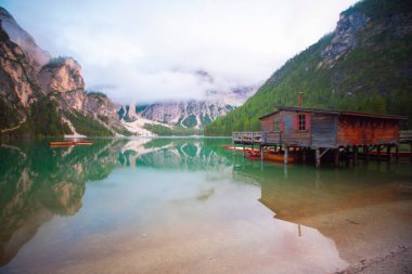 Braies Gölü ve Alp Dağları uzun pozlama tekniğiyle fotoğraflanmıştır.