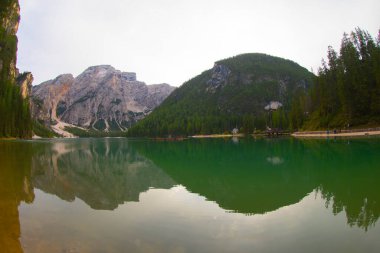 Pragser Wildsee veya Lago di Braies. İtalyan Alpleri, Dolomitler, UNESCO dünya mirası alanı, Fanes-Senes-Braies doğa parkı, Güney Tyrol, Trentino-Alto Adige, İtalya