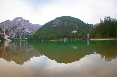 Pragser Wildsee veya Lago di Braies. İtalyan Alpleri, Dolomitler, UNESCO dünya mirası alanı, Fanes-Senes-Braies doğa parkı, Güney Tyrol, Trentino-Alto Adige, İtalya