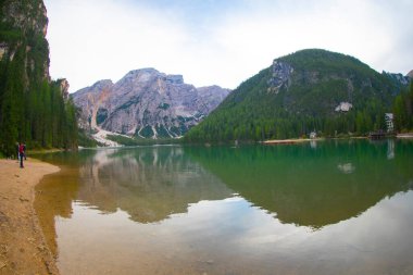 Pragser Wildsee veya Lago di Braies. İtalyan Alpleri, Dolomitler, UNESCO dünya mirası alanı, Fanes-Senes-Braies doğa parkı, Güney Tyrol, Trentino-Alto Adige, İtalya