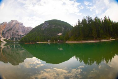 Pragser Wildsee veya Lago di Braies. İtalyan Alpleri, Dolomitler, UNESCO dünya mirası alanı, Fanes-Senes-Braies doğa parkı, Güney Tyrol, Trentino-Alto Adige, İtalya