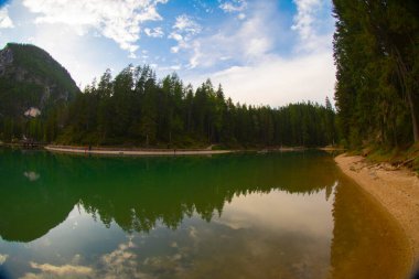 Pragser Wildsee veya Lago di Braies. İtalyan Alpleri, Dolomitler, UNESCO dünya mirası alanı, Fanes-Senes-Braies doğa parkı, Güney Tyrol, Trentino-Alto Adige, İtalya