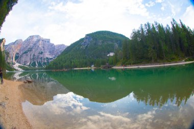 Pragser Wildsee veya Lago di Braies. İtalyan Alpleri, Dolomitler, UNESCO dünya mirası alanı, Fanes-Senes-Braies doğa parkı, Güney Tyrol, Trentino-Alto Adige, İtalya