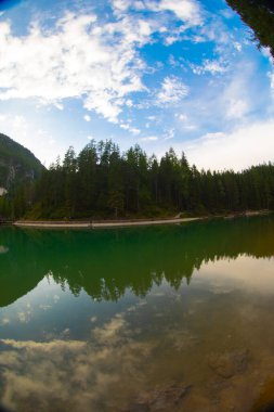 Pragser Wildsee veya Lago di Braies. İtalyan Alpleri, Dolomitler, UNESCO dünya mirası alanı, Fanes-Senes-Braies doğa parkı, Güney Tyrol, Trentino-Alto Adige, İtalya