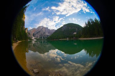 Pragser Wildsee veya Lago di Braies. İtalyan Alpleri, Dolomitler, UNESCO dünya mirası alanı, Fanes-Senes-Braies doğa parkı, Güney Tyrol, Trentino-Alto Adige, İtalya