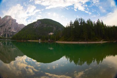 Pragser Wildsee veya Lago di Braies. İtalyan Alpleri, Dolomitler, UNESCO dünya mirası alanı, Fanes-Senes-Braies doğa parkı, Güney Tyrol, Trentino-Alto Adige, İtalya