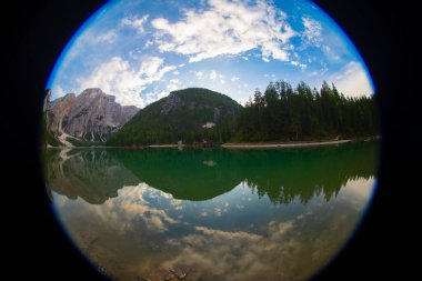 Pragser Wildsee veya Lago di Braies. İtalyan Alpleri, Dolomitler, UNESCO dünya mirası alanı, Fanes-Senes-Braies doğa parkı, Güney Tyrol, Trentino-Alto Adige, İtalya