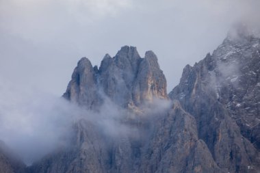 Dolomite Alpleri'nin güneşli manzarası. Güzel Dolomiti dağları ile St Johann Kilisesi, Santa Maddalena, Val Di Funes, Dolomites, İtalya.