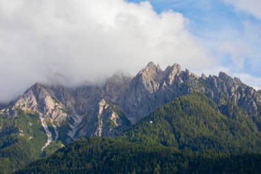 Dolomite Alpleri'nin güneşli manzarası. Güzel Dolomiti dağları ile St Johann Kilisesi, Santa Maddalena, Val Di Funes, Dolomites, İtalya.