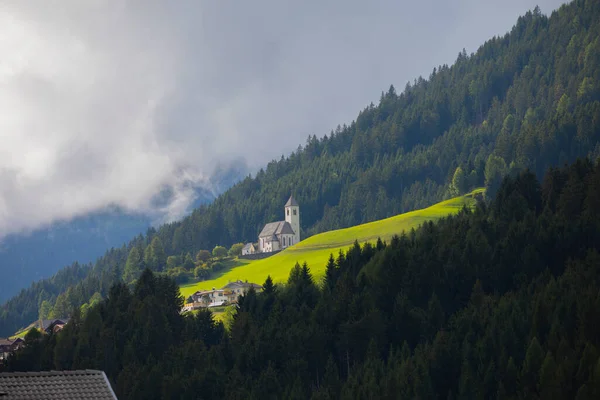 Paisaje Soleado Los Alpes Dolomitas Iglesia San Juan Con Hermosas — Foto de Stock