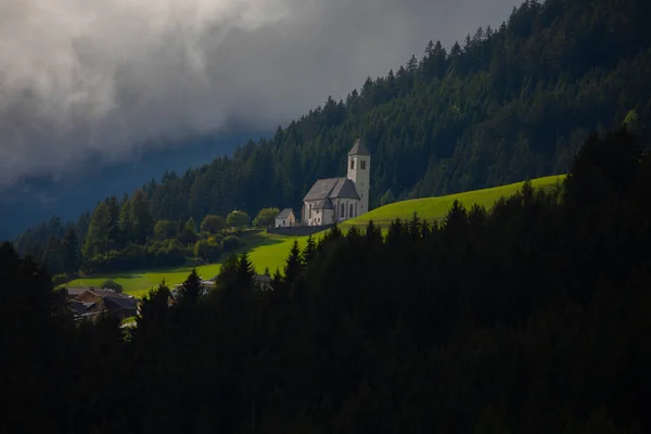 Paisaje Soleado Los Alpes Dolomitas Iglesia San Juan Con Hermosas — Foto de Stock