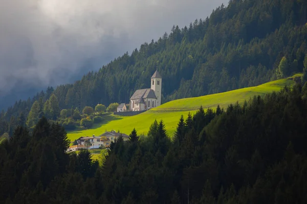 Zonnig Landschap Van Dolomiet Alpen Johann Kerk Met Prachtige Dolomiti — Stockfoto