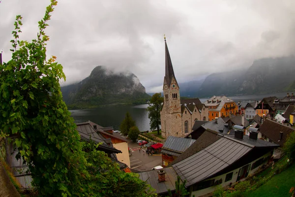 Alpine Paradise Village Lakeside Alp Mountains Grey Cloudy Sky Background — Φωτογραφία Αρχείου