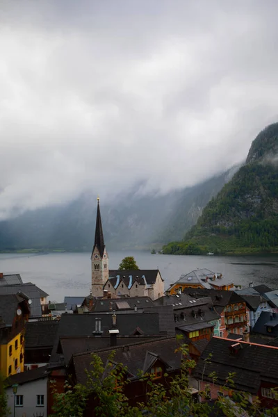 Alpine Paradise Village Lakeside Alp Mountains Grey Cloudy Sky Background — Stockfoto