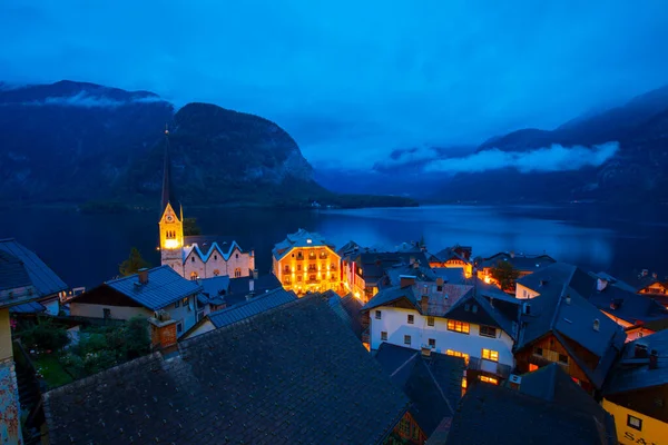 Alpine Paradise Village Lakeside Alp Mountains Grey Cloudy Sky Background — ストック写真