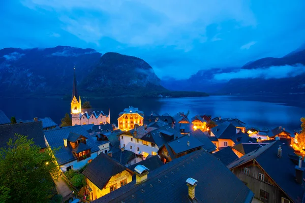 Alpine Paradise Village Lakeside Alp Mountains Grey Cloudy Sky Background — Stockfoto