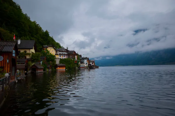 Alpine Paradise Village Lakeside Alp Mountains Grey Cloudy Sky Background — Stock Photo, Image