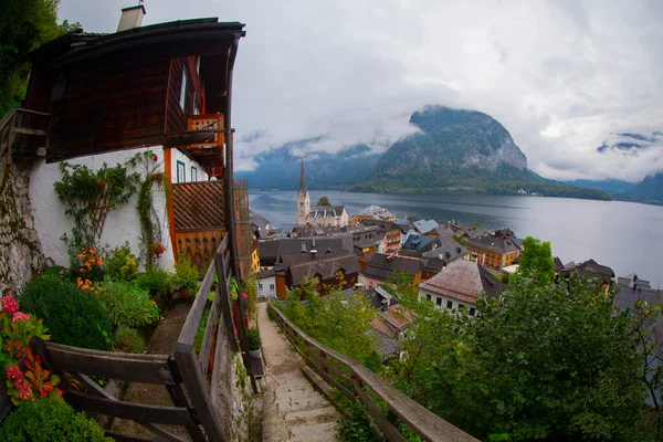 Alpine Paradise Village Lakeside Alp Mountains Grey Cloudy Sky Background — Φωτογραφία Αρχείου