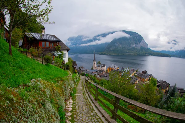 Aldeia Paradisíaca Alpina Beira Lago Com Montanhas Alp Céu Cinzento — Fotografia de Stock