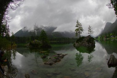 Hintersee, Bavyera. Hintersee Gölü 'nün muhteşem sonbahar günbatımı. Bavyera Alpleri 'nin, Almanya' nın, Avrupa 'nın inanılmaz güneşli manzarası. Doğa konseptinin güzelliği.