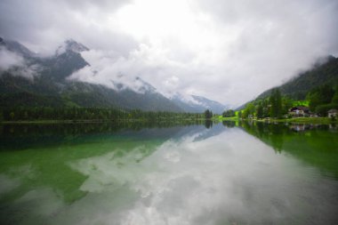 Hintersee, Bavyera. Hintersee Gölü 'nün muhteşem sonbahar günbatımı. Bavyera Alpleri 'nin, Almanya' nın, Avrupa 'nın inanılmaz güneşli manzarası. Doğa konseptinin güzelliği.