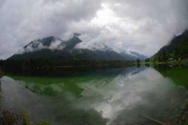 Hintersee, Bavyera. Hintersee Gölü 'nün muhteşem sonbahar günbatımı. Bavyera Alpleri 'nin, Almanya' nın, Avrupa 'nın inanılmaz güneşli manzarası. Doğa konseptinin güzelliği.