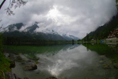 Hintersee, Bavyera. Hintersee Gölü 'nün muhteşem sonbahar günbatımı. Bavyera Alpleri 'nin, Almanya' nın, Avrupa 'nın inanılmaz güneşli manzarası. Doğa konseptinin güzelliği.