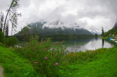 Hintersee, Bavyera. Hintersee Gölü 'nün muhteşem sonbahar günbatımı. Bavyera Alpleri 'nin, Almanya' nın, Avrupa 'nın inanılmaz güneşli manzarası. Doğa konseptinin güzelliği.