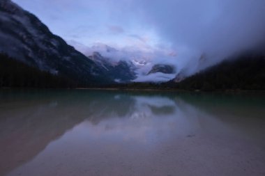 Lago di Landro, Kuzey İtalya 'nın Dolomites Dağları' nda bulunan küçük bir dağ gölüdür.