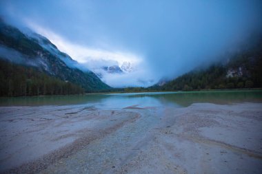 Lago di Landro, Kuzey İtalya 'nın Dolomites Dağları' nda bulunan küçük bir dağ gölüdür.