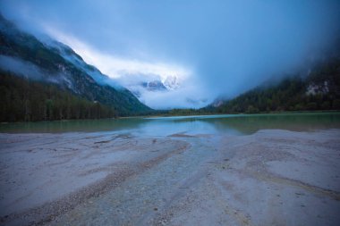 Lago di Landro, Kuzey İtalya 'nın Dolomites Dağları' nda bulunan küçük bir dağ gölüdür.