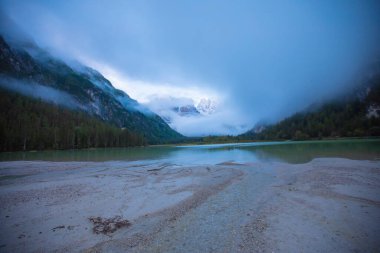 Lago di Landro, Kuzey İtalya 'nın Dolomites Dağları' nda bulunan küçük bir dağ gölüdür.