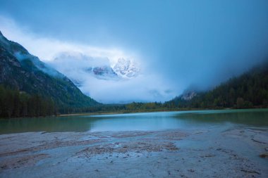 Lago di Landro, Kuzey İtalya 'nın Dolomites Dağları' nda bulunan küçük bir dağ gölüdür.