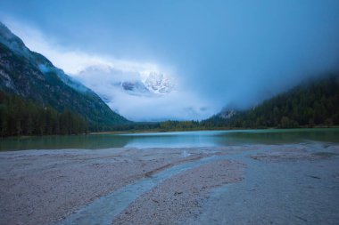Lago di Landro, Kuzey İtalya 'nın Dolomites Dağları' nda bulunan küçük bir dağ gölüdür.