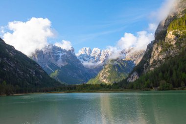 Lago di Landro, Kuzey İtalya 'nın Dolomites Dağları' nda bulunan küçük bir dağ gölüdür.