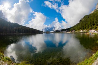 Misurina köyünün panoramik sabah manzarası, Ulusal Park Tre Cime di Lavaredo, Konum Auronzo, Dolomiti Alps, Güney Tyrol, İtalya, Avrupa. Misurina Gölü 'nün renkli yaz sahnesi.