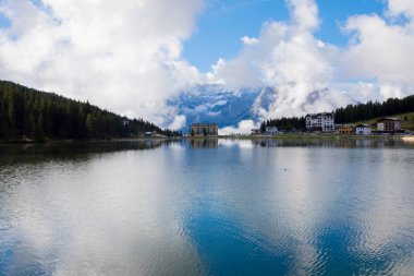 Misurina köyünün panoramik sabah manzarası, Ulusal Park Tre Cime di Lavaredo, Konum Auronzo, Dolomiti Alps, Güney Tyrol, İtalya, Avrupa. Misurina Gölü 'nün renkli yaz sahnesi.